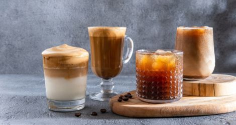 supercafés em diferentes tipos de copos de vidro