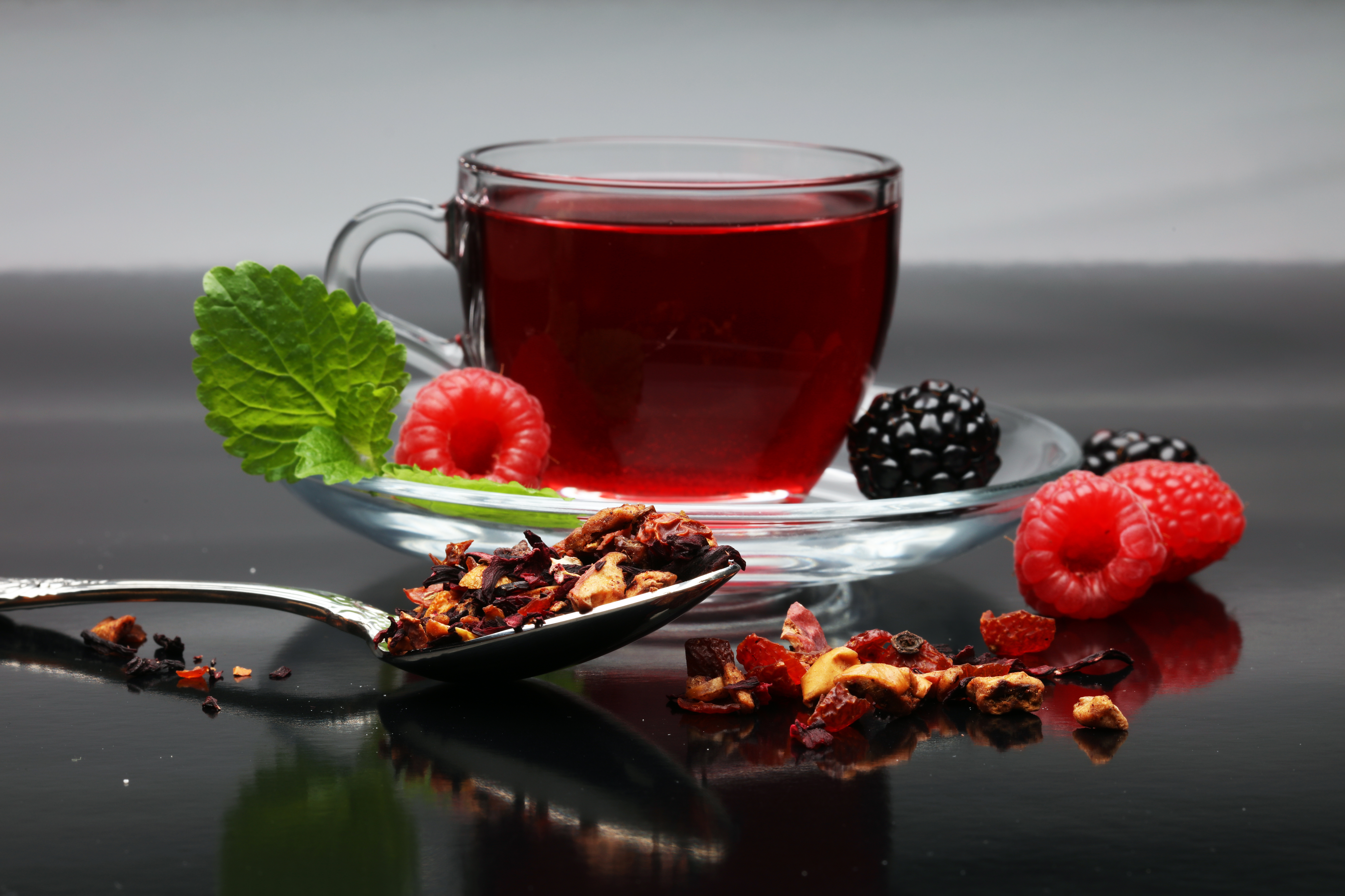 Чай с фруктами и ягодами. Фруктовый чай. Чай с ягодами. Фруктово-ягодный чай. Малиновый чай.